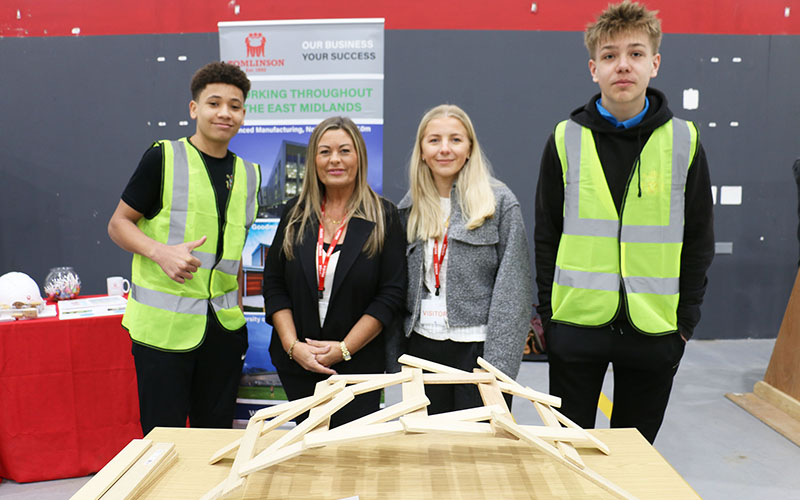 The art of bridgebuilding was explained by Tomlinson staff